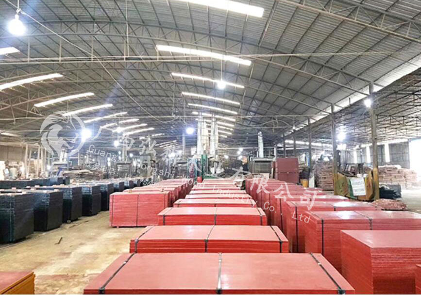 就是這一家建筑模板不但質量好而且價格還實惠插圖1 弘獅木業模板生產基地